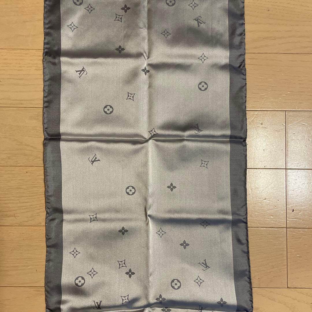 LOUIS VUITTON エシャルプ カプリ シルクストール シルバーグレー