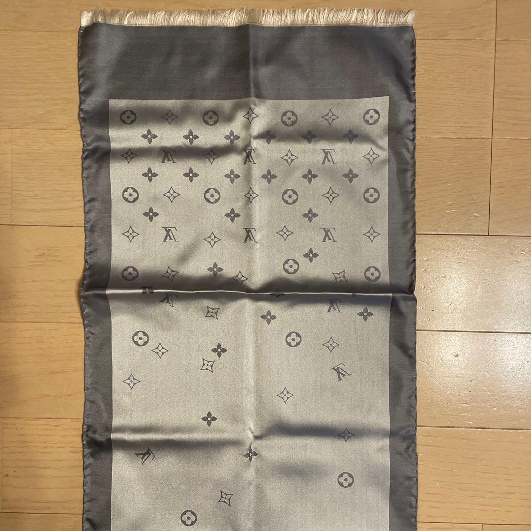 LOUIS VUITTON エシャルプ カプリ シルクストール シルバーグレー
