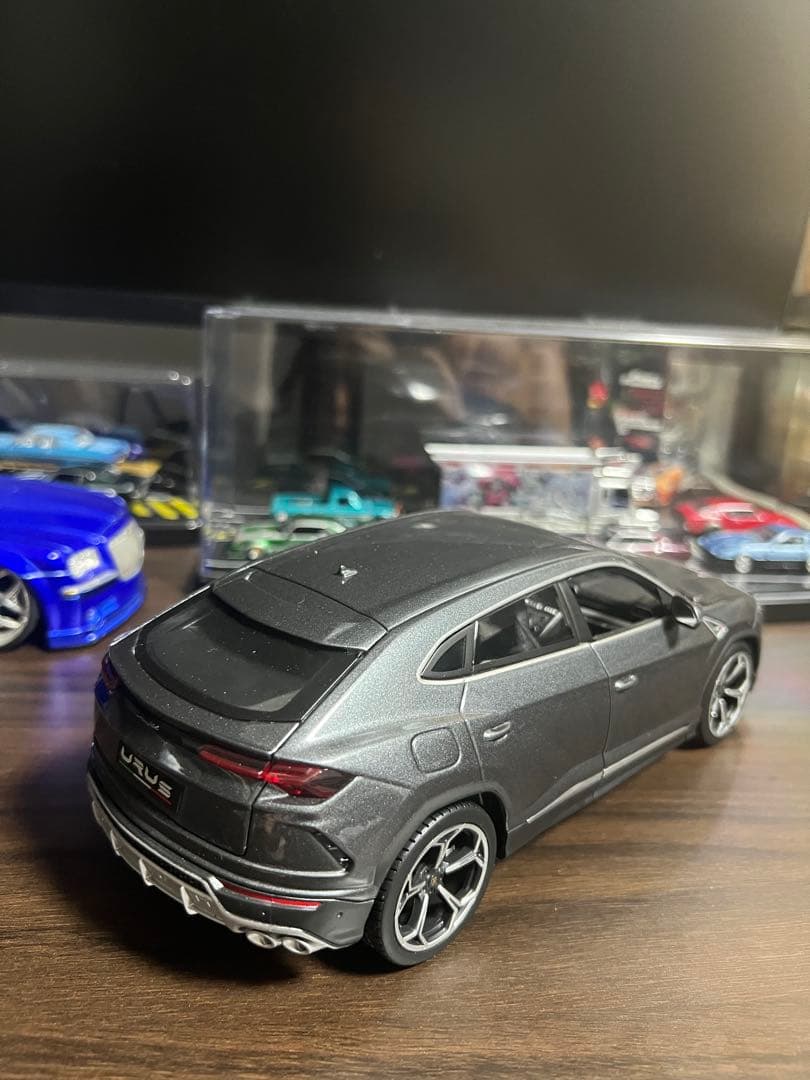 ランボルギーニ　ウルス 1/18 ミニカー