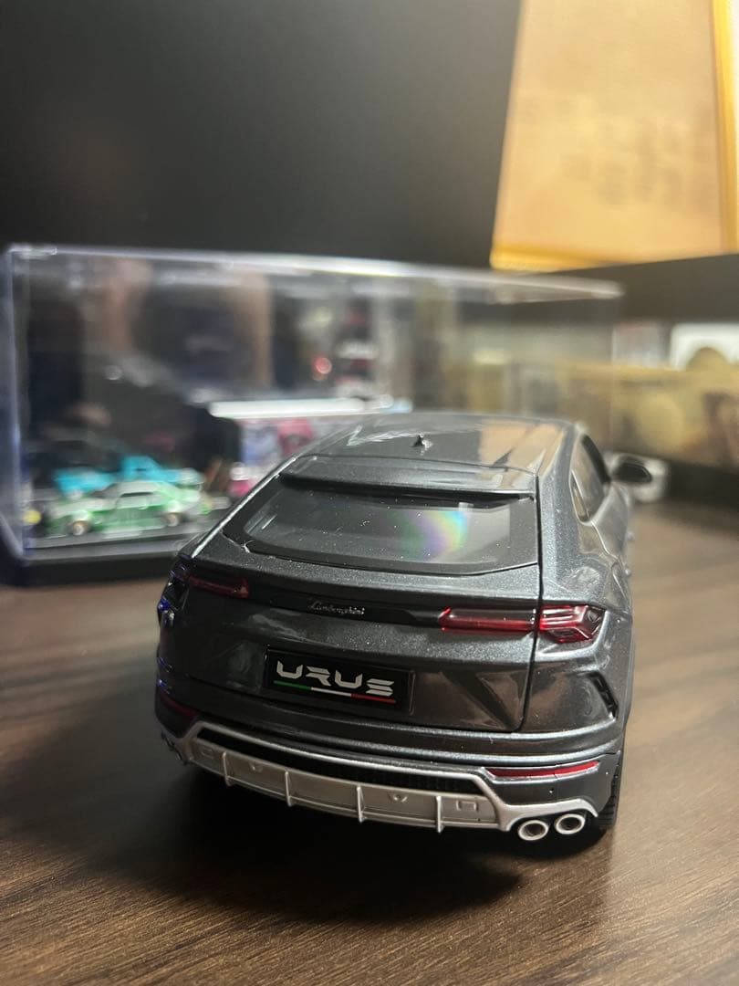 ランボルギーニ　ウルス 1/18 ミニカー