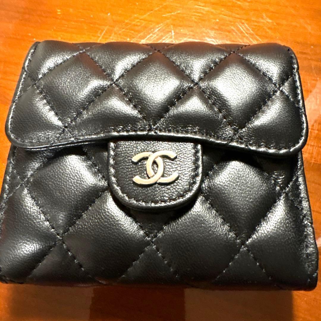 CHANEL 本革ノベルティ二つ折り財布 ブラック