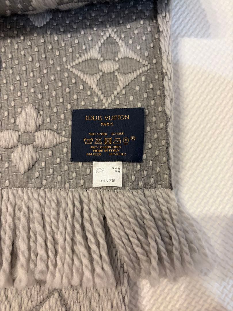 LOUIS VUITTON グレー マフラー　ロゴマニア