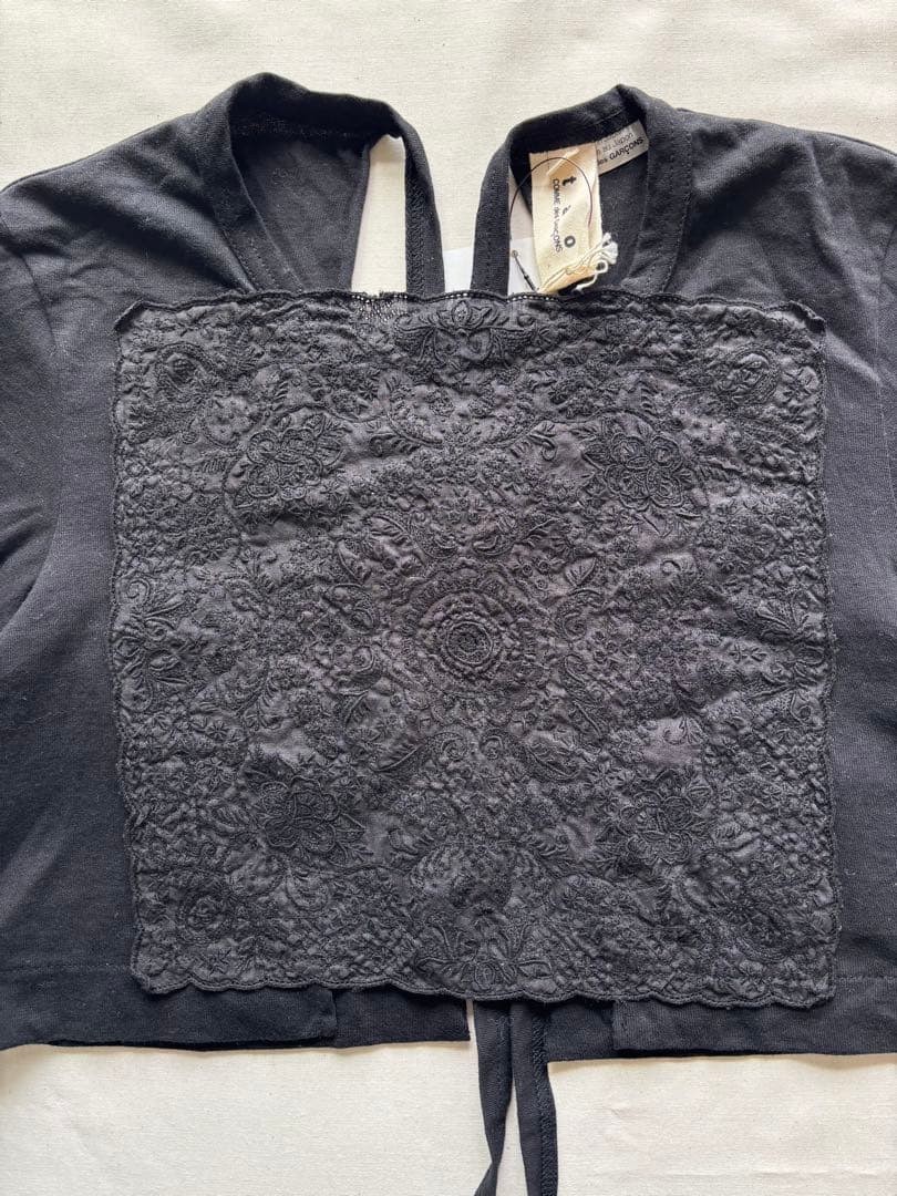 Tao COMME des GARCONS 後ろ開き刺繍切り替えボレロTシャツ