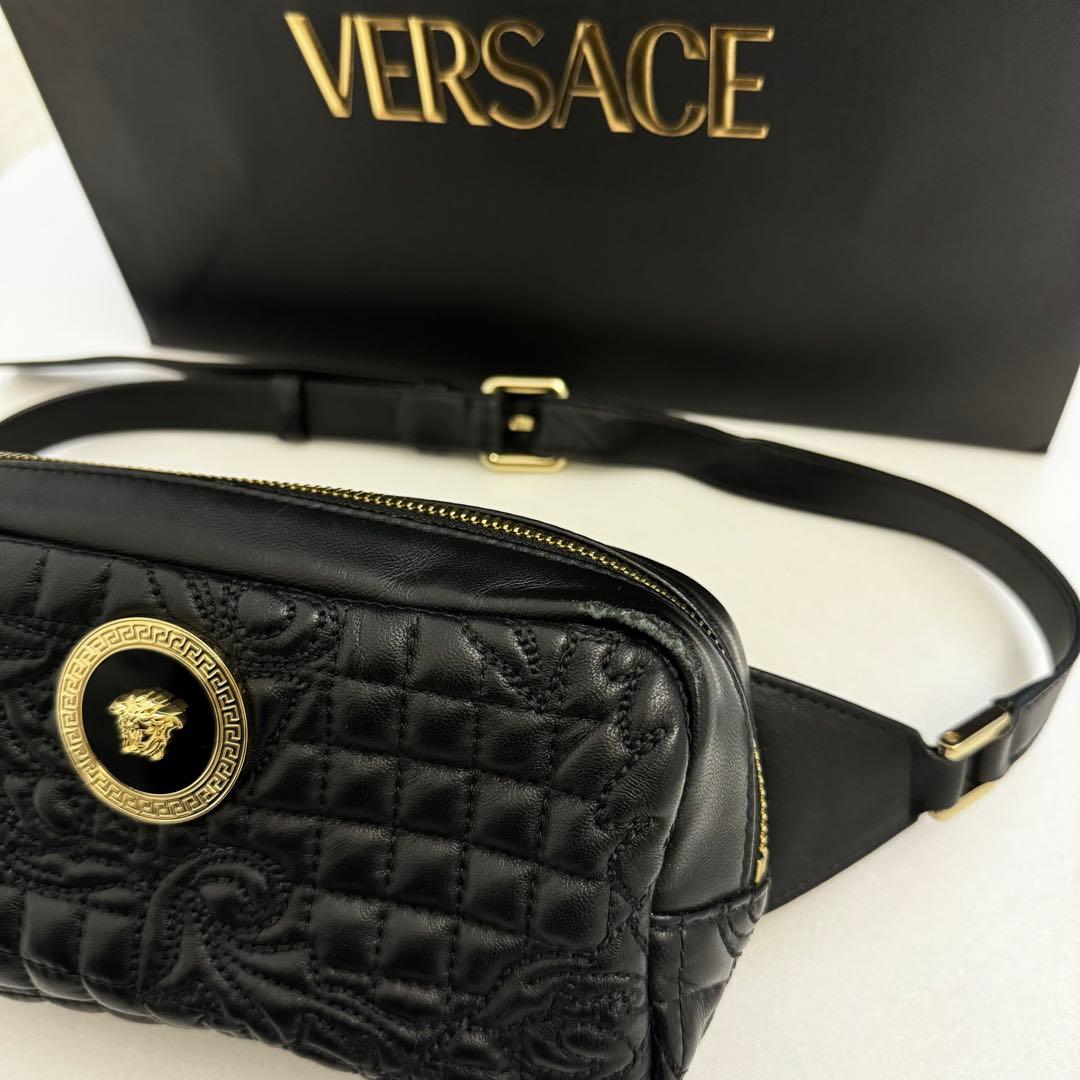 VERSACE ブラック ボディバッグ キルティング