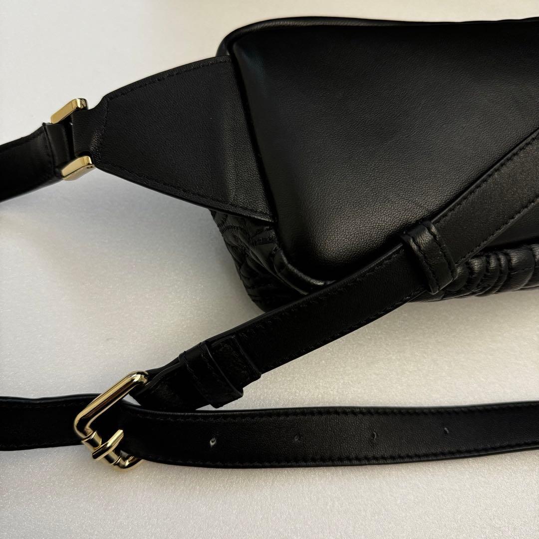 VERSACE ブラック ボディバッグ キルティング