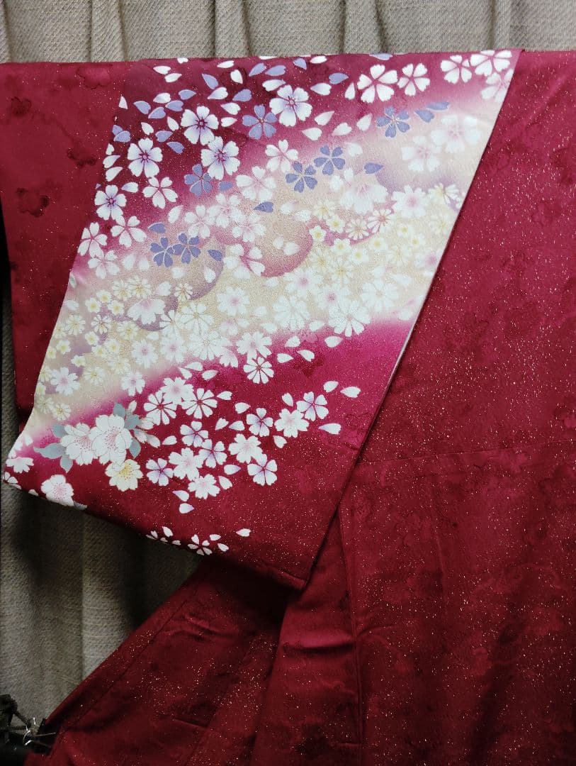 桜柄深紅振袖と立涌模様袋帯