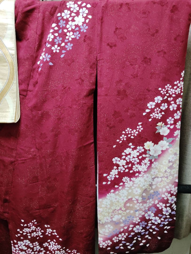 桜柄深紅振袖と立涌模様袋帯