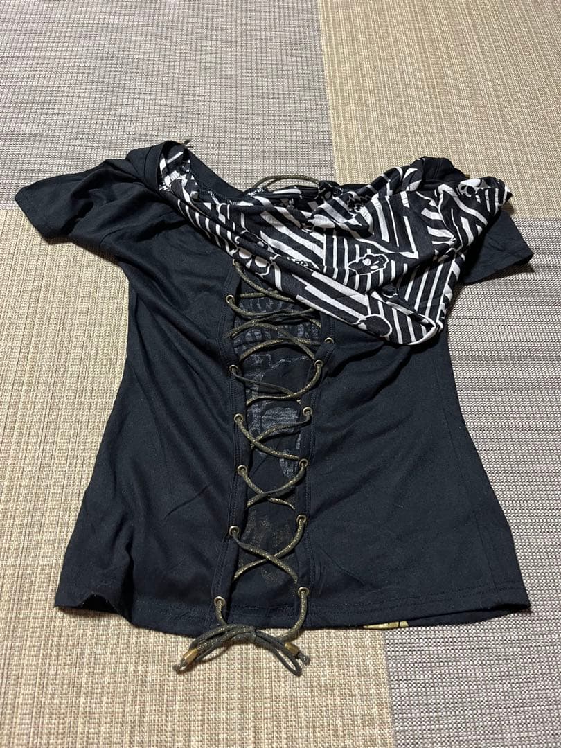 d.i.a. スカルと翼　フード付き半袖Tシャツ