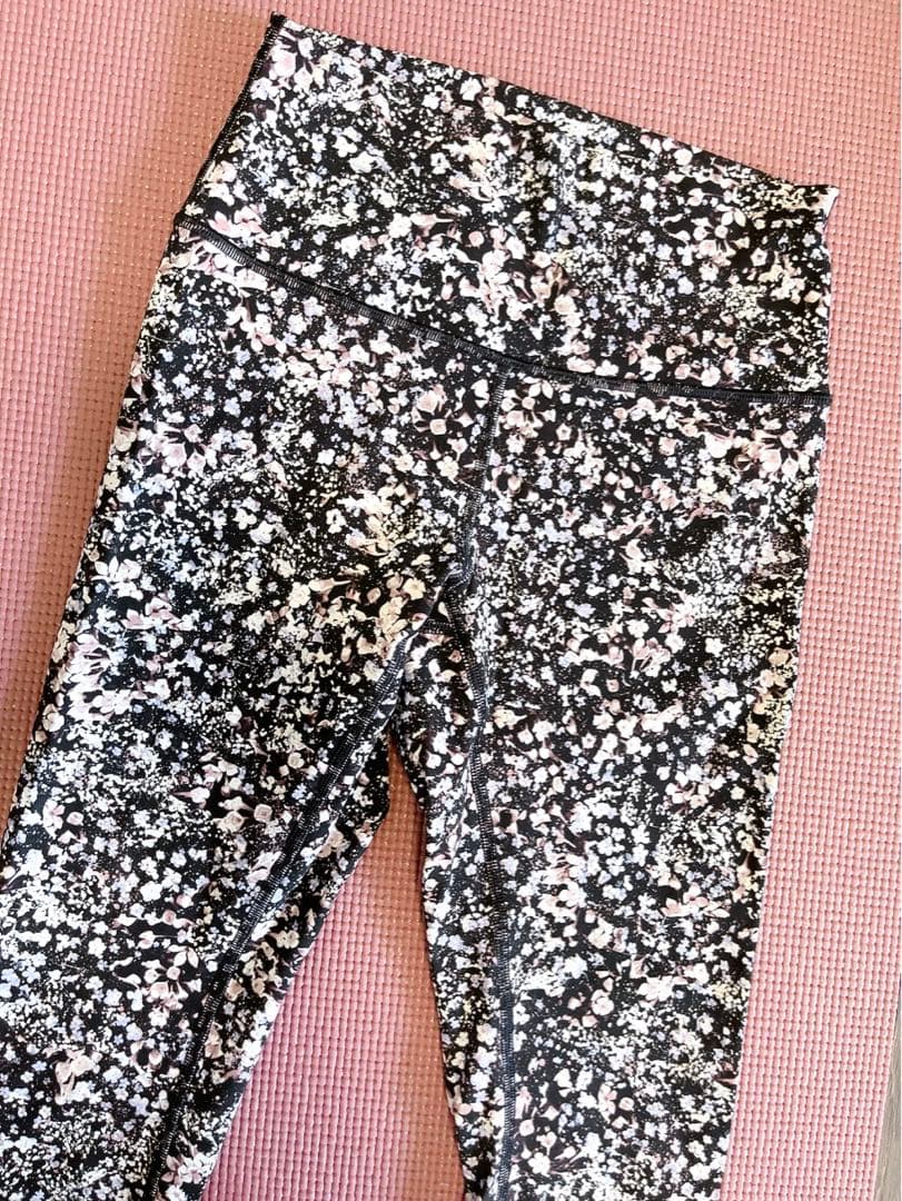 ルルレモン　レギンス　ヨガ　ピラティス　トレーニングジム　花柄　黒地　極美品