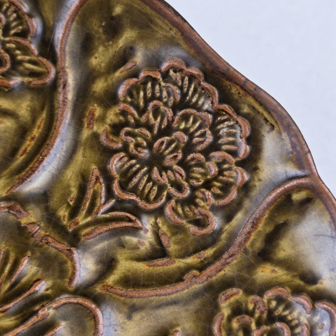 舶来品 中国古磁 宋越窯 陽刻 菊紋 観賞皿 筆添 超美品