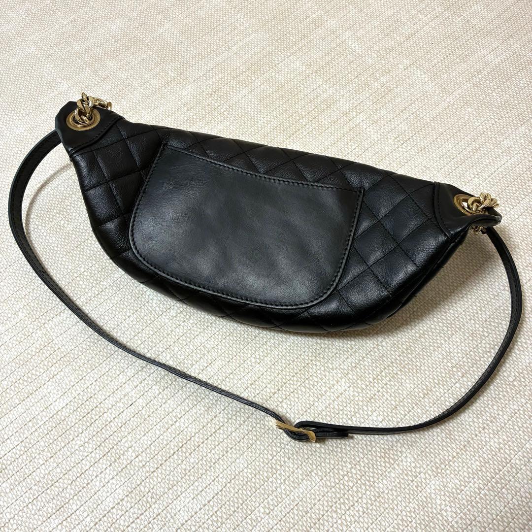 美品◆AULENTTI キルティングボディバッグ　ブラック