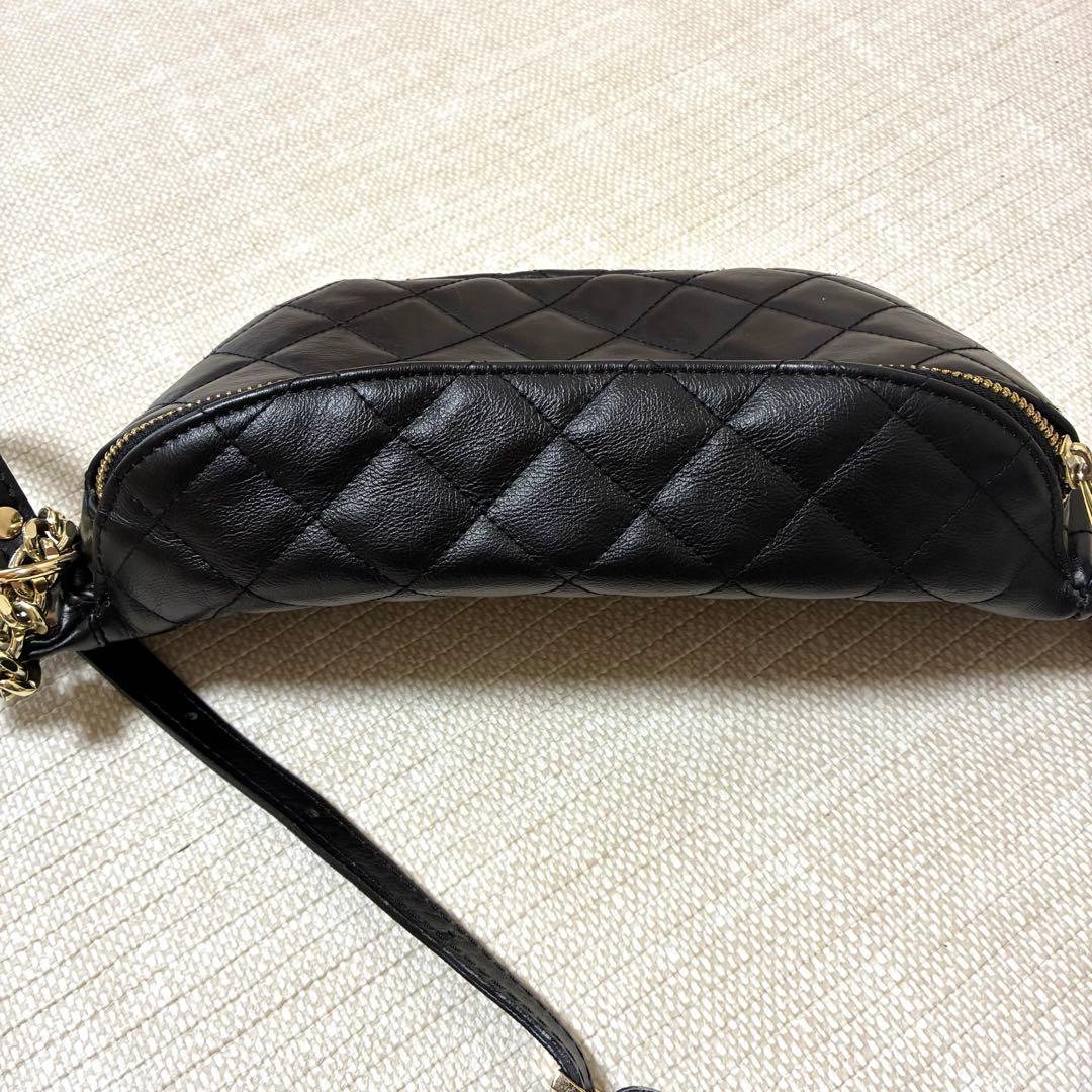 美品◆AULENTTI キルティングボディバッグ　ブラック