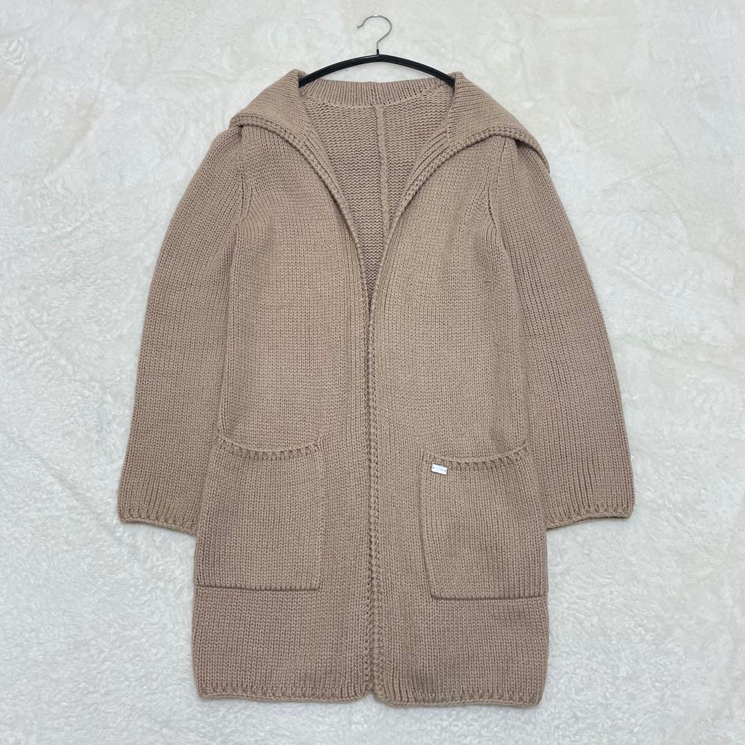 【美品】フォクシー ウィングカラーロングカーディガン ベージュ ロゴプレート