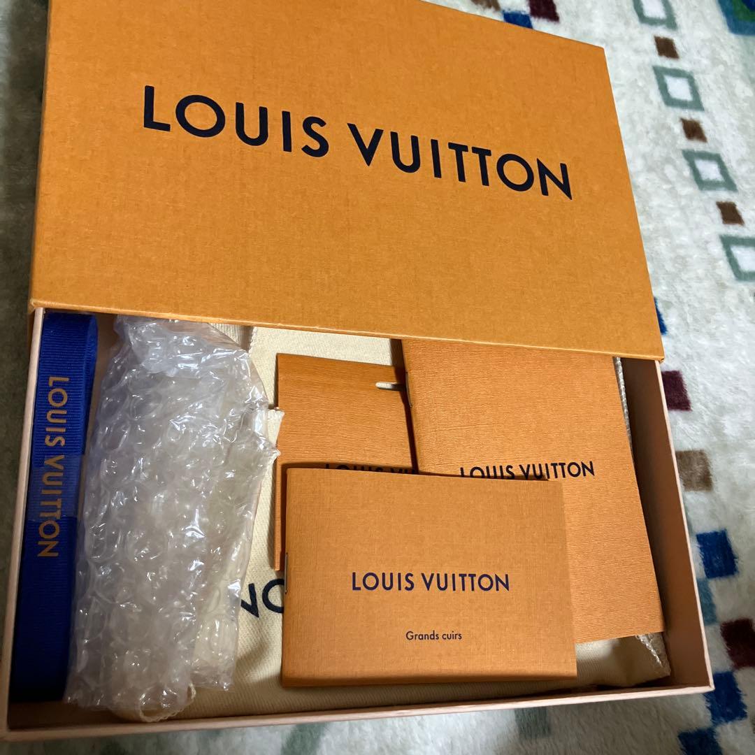 Louis Vuitton ピンク 三つ折り財布　カプシーヌ　コンパクト