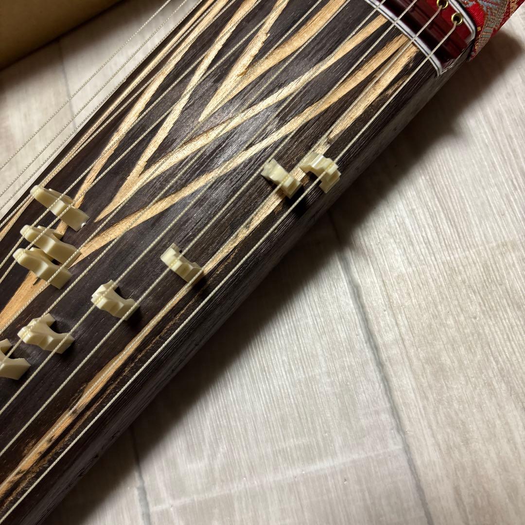 ミニチュアお琴　木製13絃　 新古、手引き、ピック、畳の4点 和楽器 弦楽器