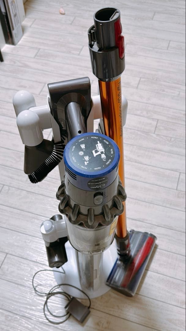 dysonV10本体 各種アタッチメント+スタンド充電器付