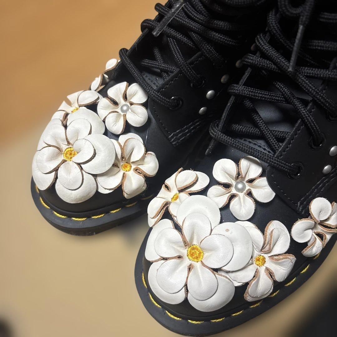 【新品】希少。Dr. Martens 花飾り付きブーツ23。