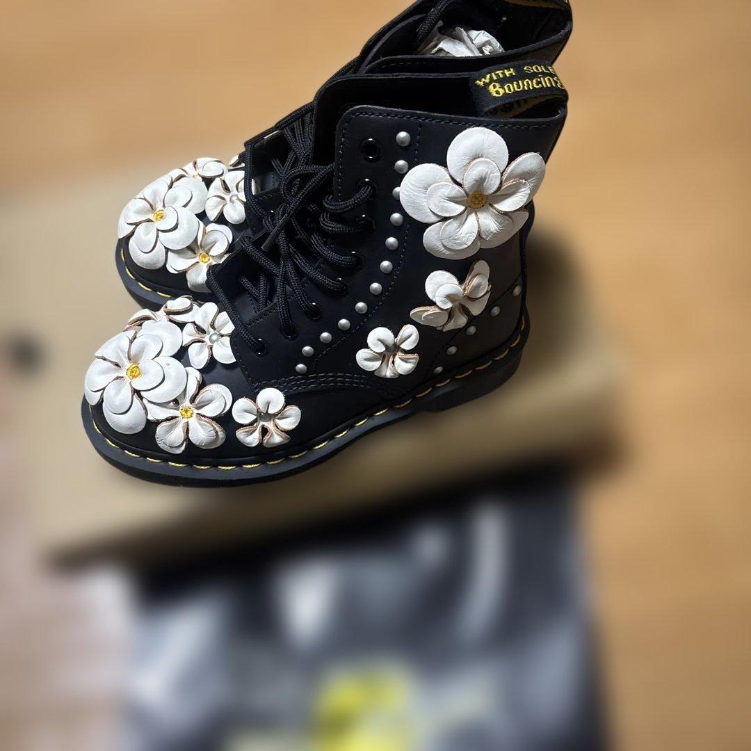 【新品】希少。Dr. Martens 花飾り付きブーツ23。