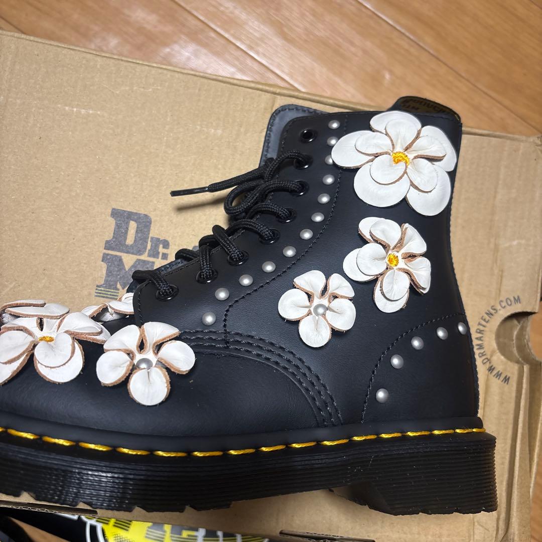 【新品】希少。Dr. Martens 花飾り付きブーツ23。