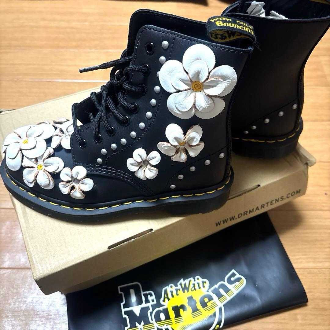 【新品】希少。Dr. Martens 花飾り付きブーツ23。