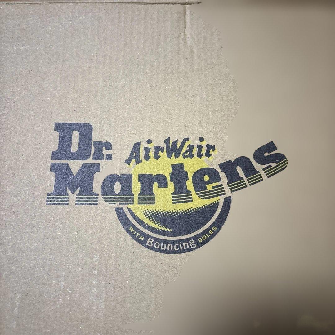 【新品】希少。Dr. Martens 花飾り付きブーツ23。