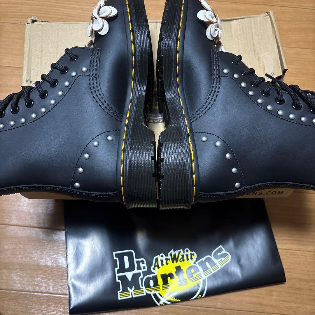 【新品】希少。Dr. Martens 花飾り付きブーツ23。