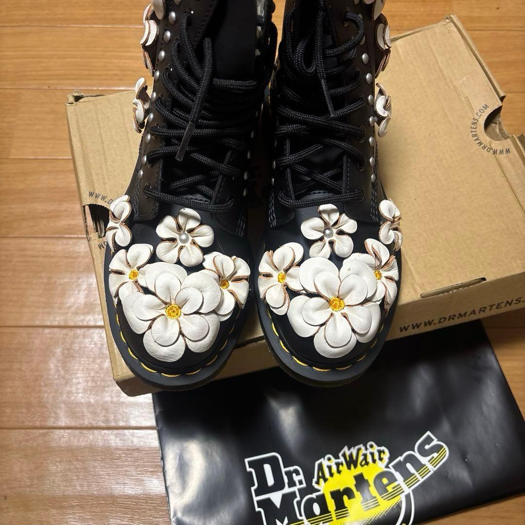 【新品】希少。Dr. Martens 花飾り付きブーツ23。