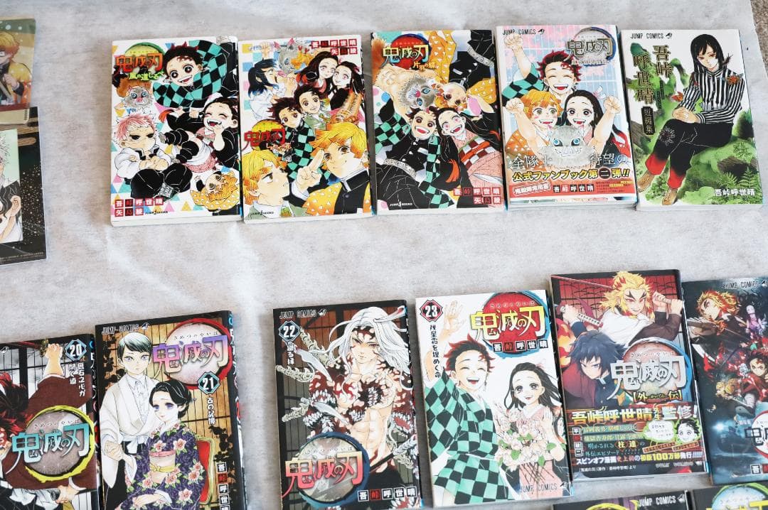 鬼滅の刃 全23巻セット、他劇場版特典や冊子、缶バッジ、短編集等関連本