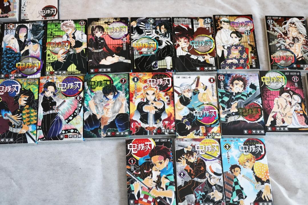 鬼滅の刃 全23巻セット、他劇場版特典や冊子、缶バッジ、短編集等関連本