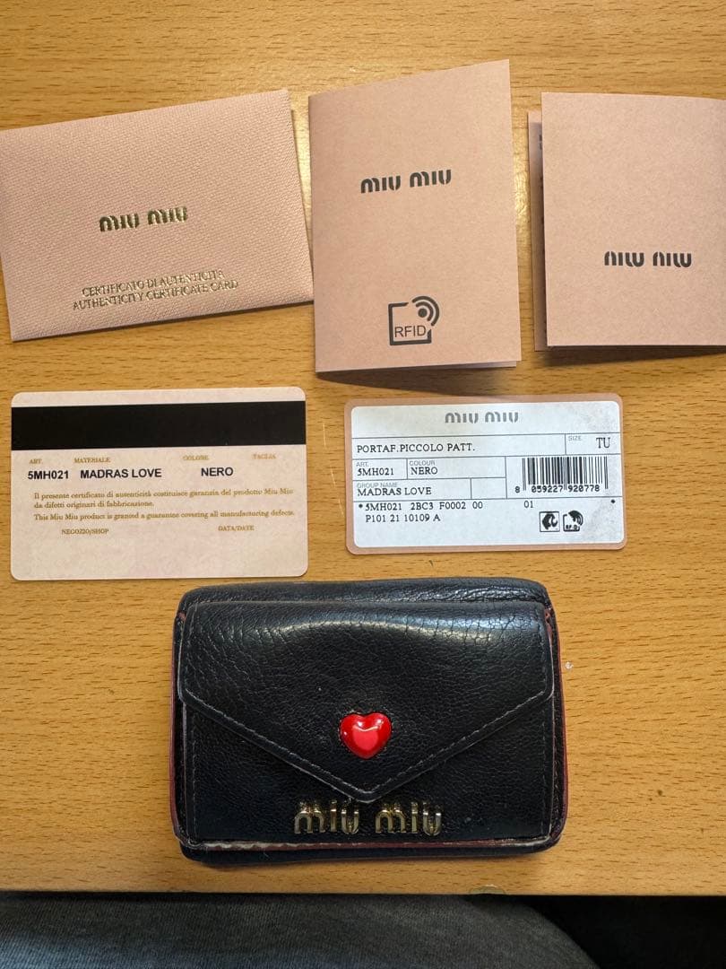 miu miu 黒 レザー 三つ折り財布