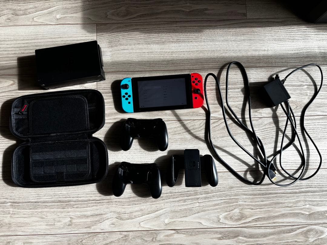 Nintendo Switch本体完品+ジョイコングリップ2個+ケースセット