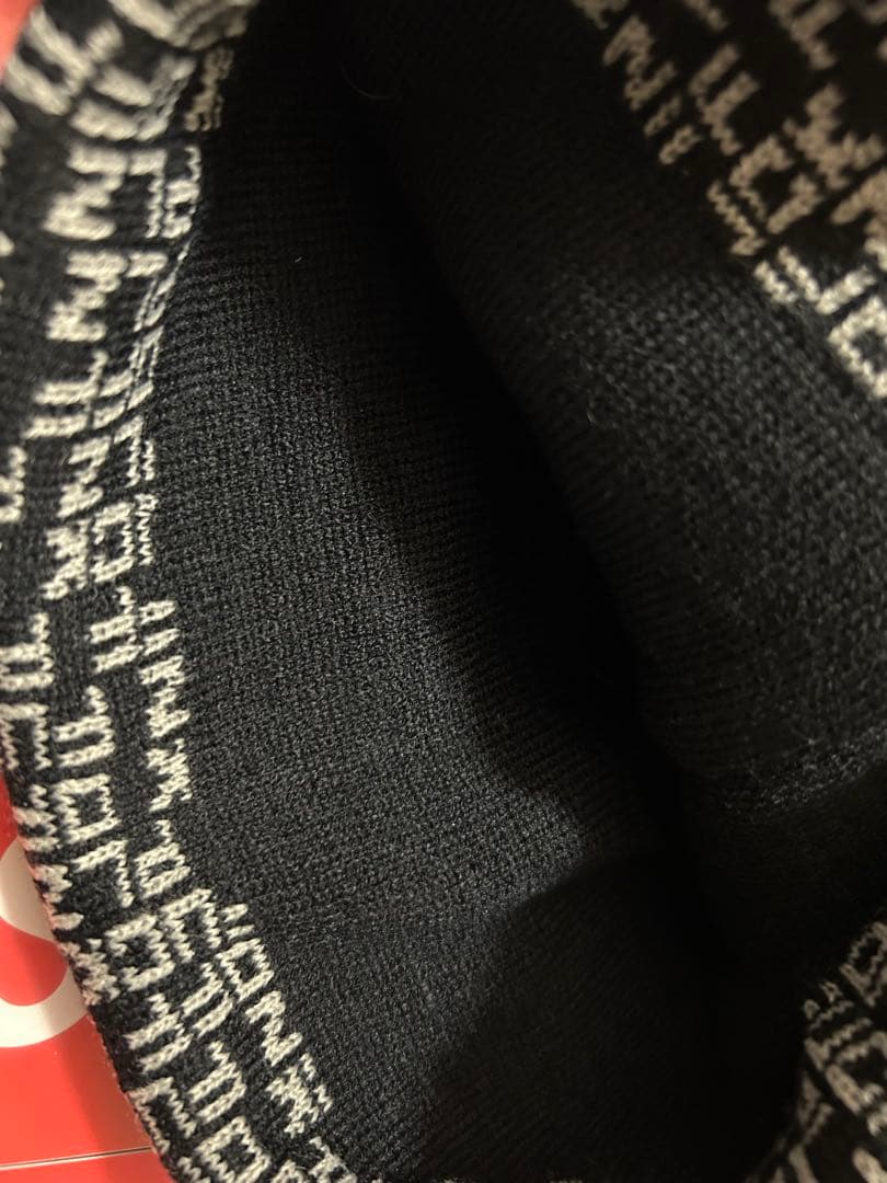 supremeニット帽子➡️ほぼ未使用状態⭕️本日限定価格‼️！ステッカーつき✨