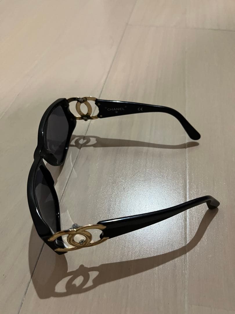 CHANEL ブラック ゴールドアクセント サングラス