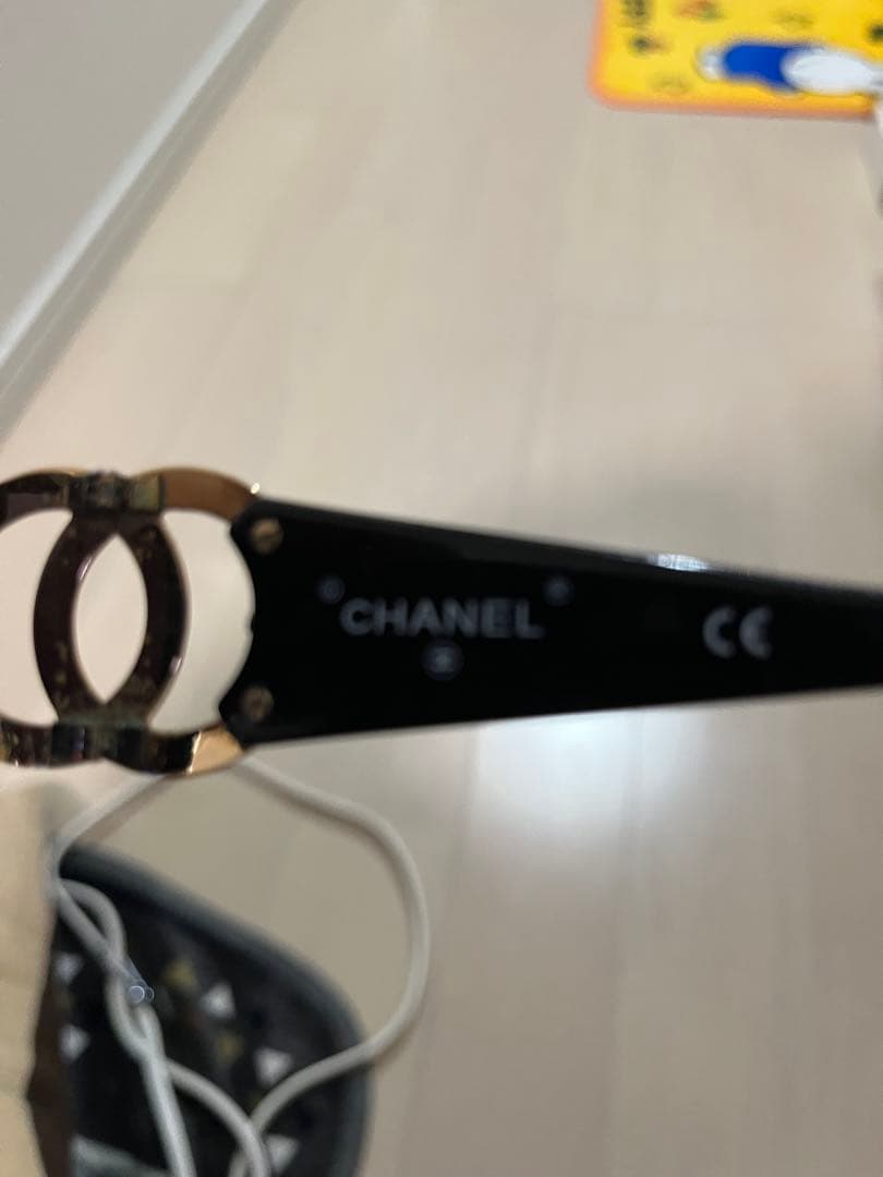 CHANEL ブラック ゴールドアクセント サングラス