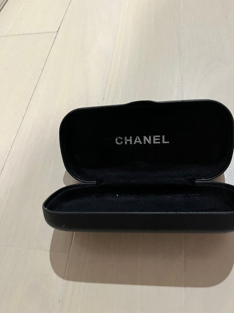 CHANEL ブラック ゴールドアクセント サングラス