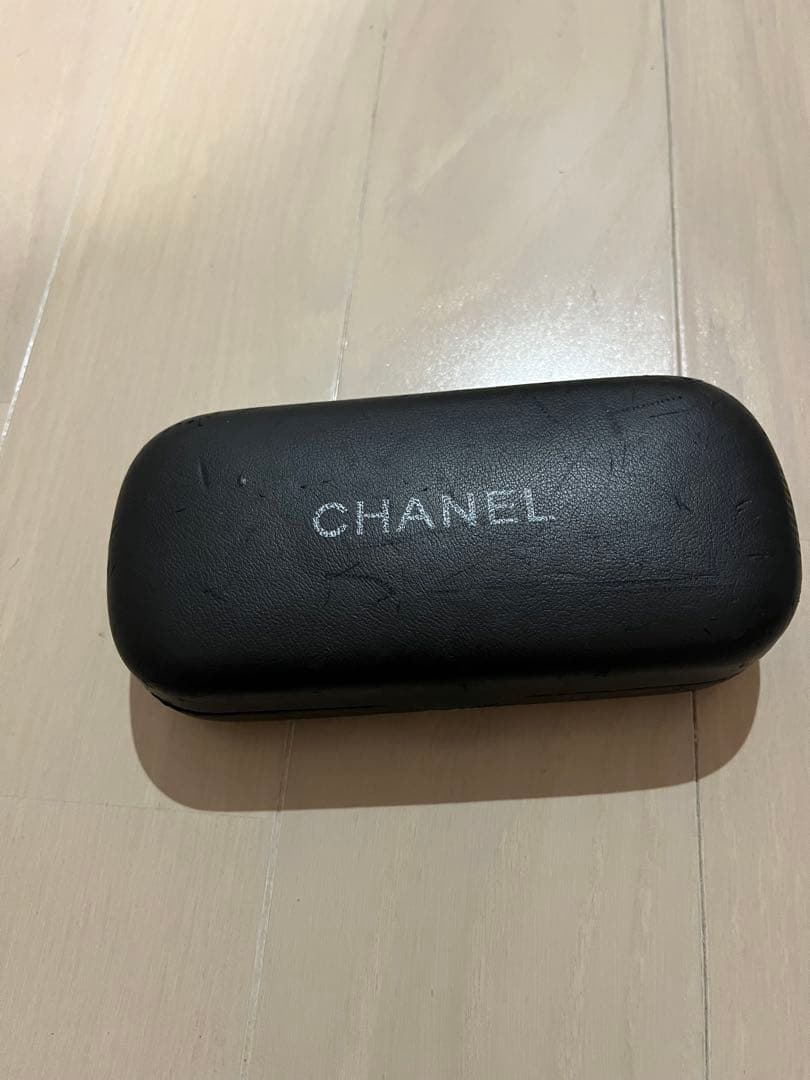CHANEL ブラック ゴールドアクセント サングラス