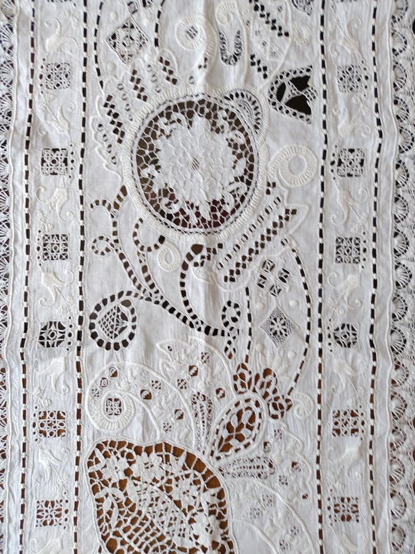 刺繍入りカットワ−クレース テーブルランナー 花柄 ホワイトビンテージ