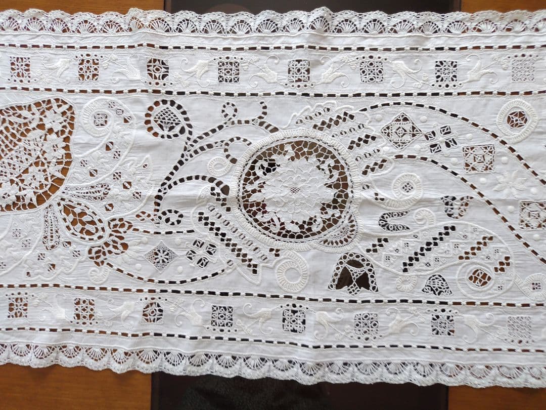 刺繍入りカットワ−クレース テーブルランナー 花柄 ホワイトビンテージ