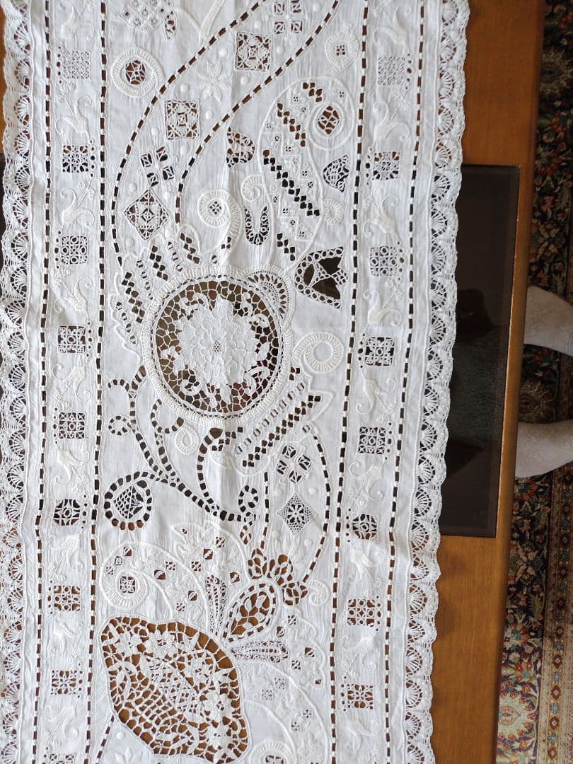 刺繍入りカットワ−クレース テーブルランナー 花柄 ホワイトビンテージ