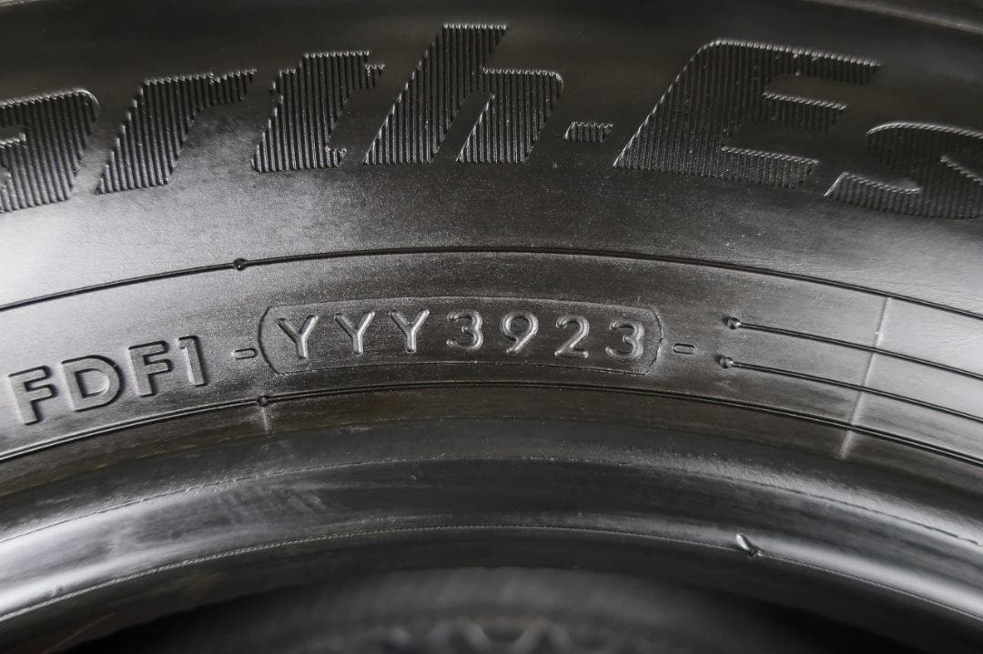 イボ付き 23~24年製 215/60R16 ヨコハマ ブルーアース ES32