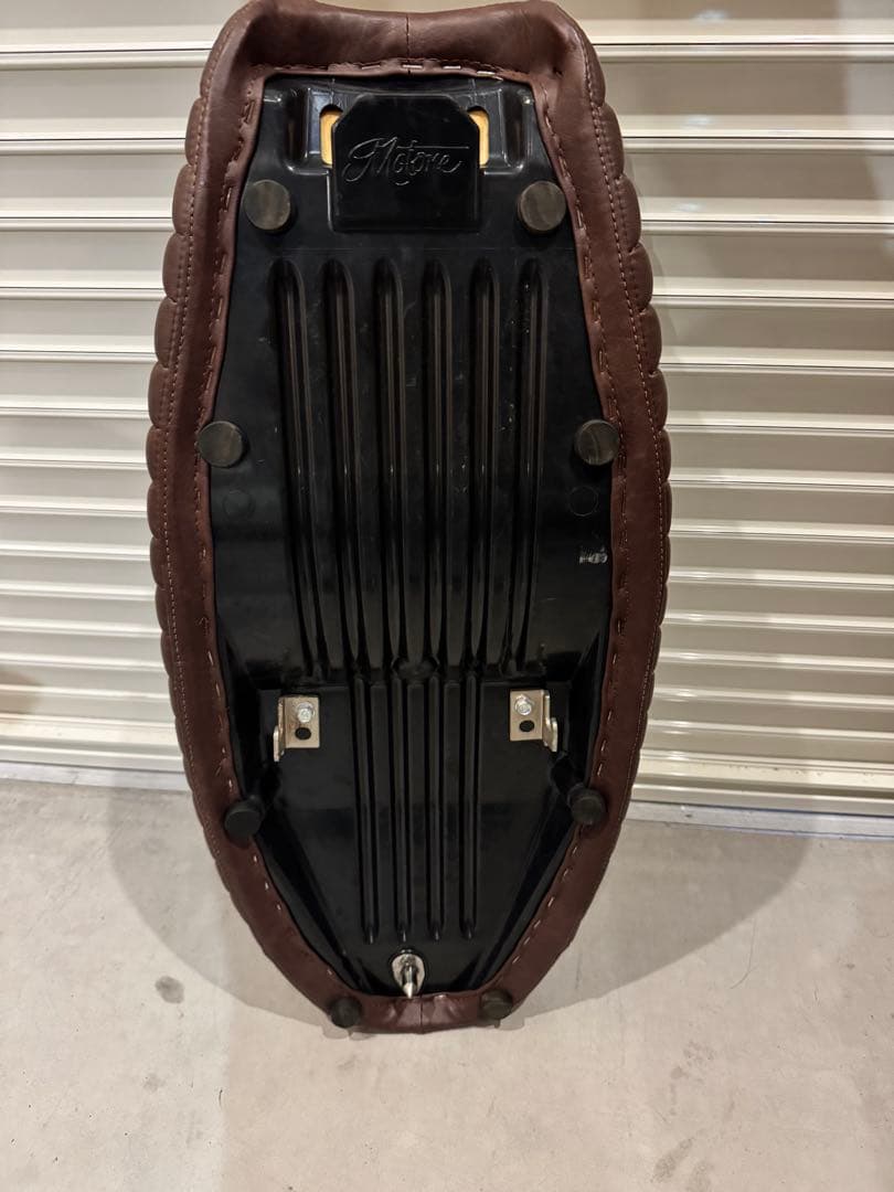 トライアンフ　バイクシート