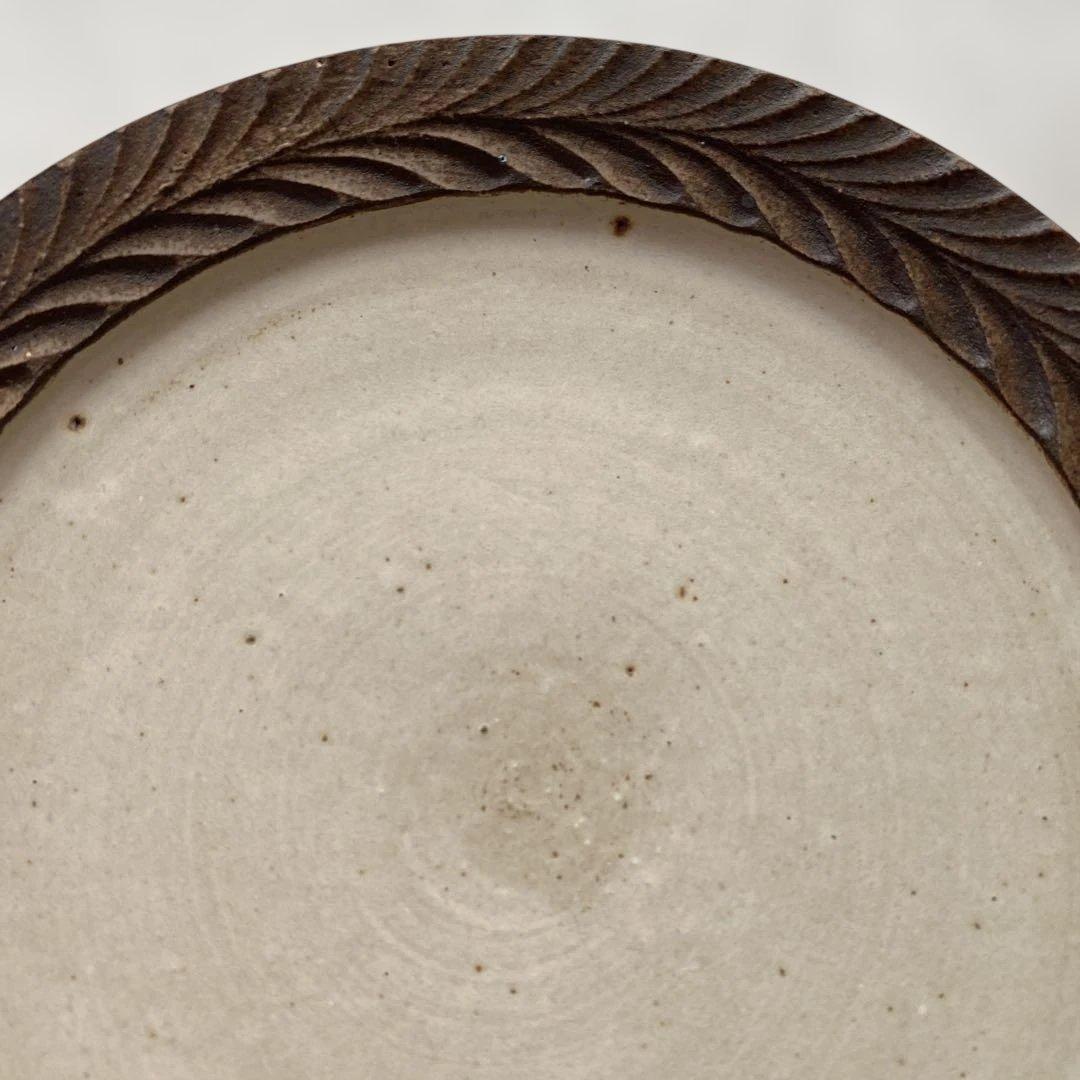 松塚裕子さん　ハンドメイド　レリーフ　茶　7寸プレート①