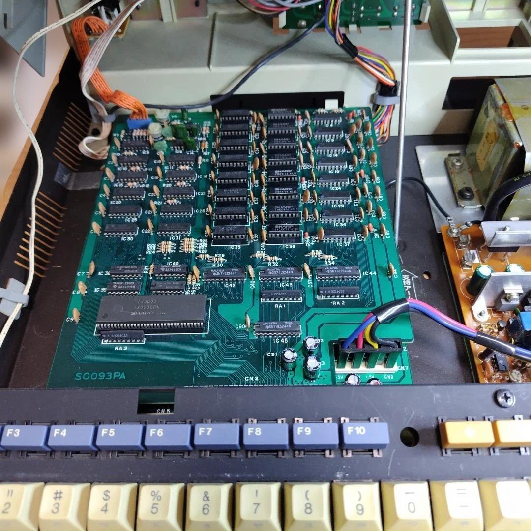 SHARP MZ-2000 本体