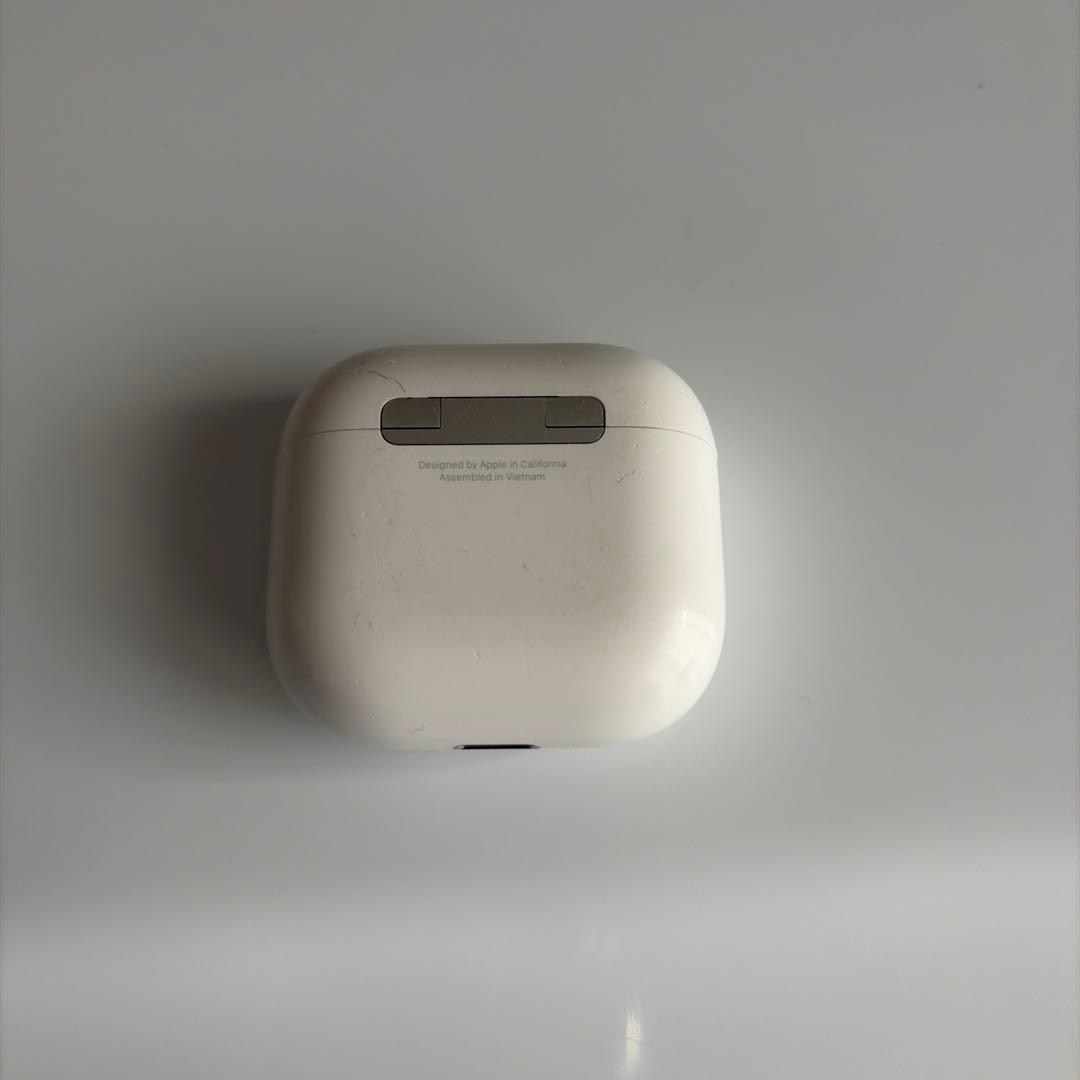 Apple AirPods 第4世代 充電ケースとイヤホン