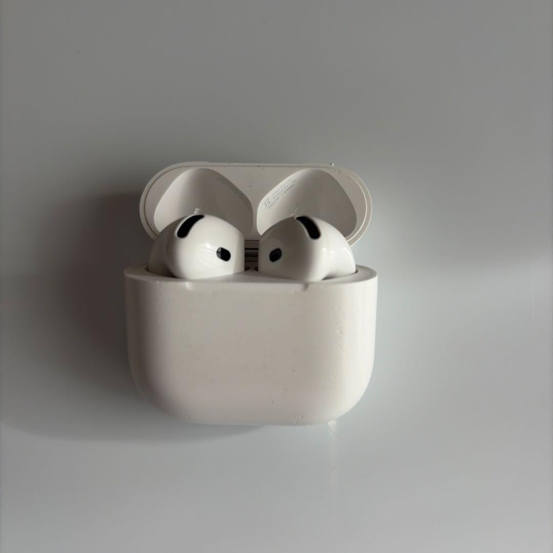Apple AirPods 第4世代 充電ケースとイヤホン