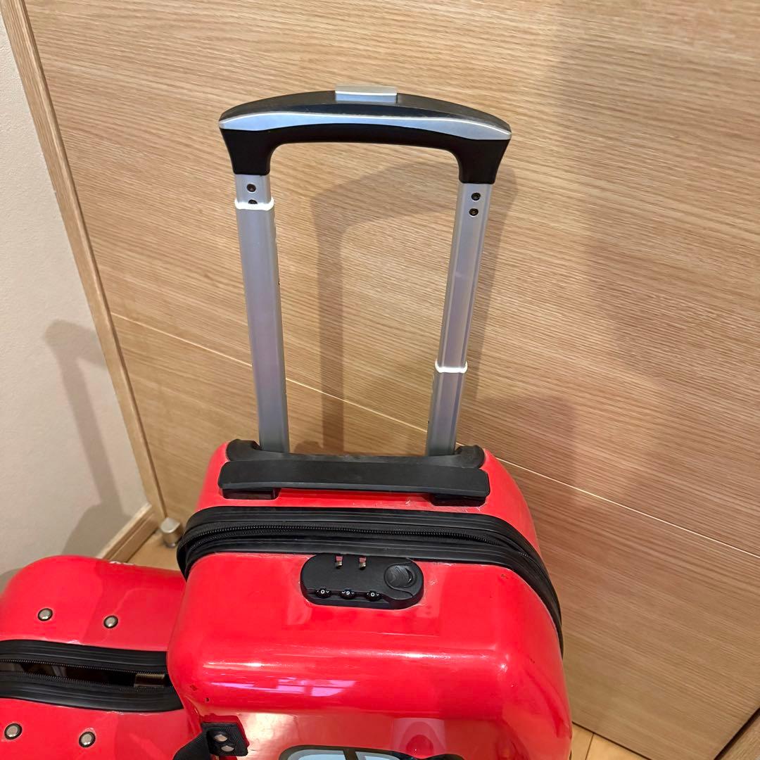 子供が座れるキャリーケーススーツケース 車型 赤