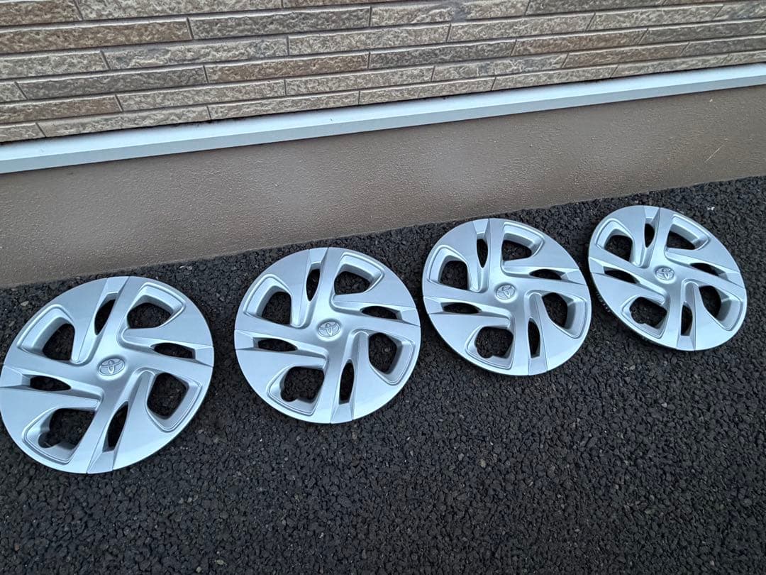 トヨタアクア スチールホイールキャップ【4個】③