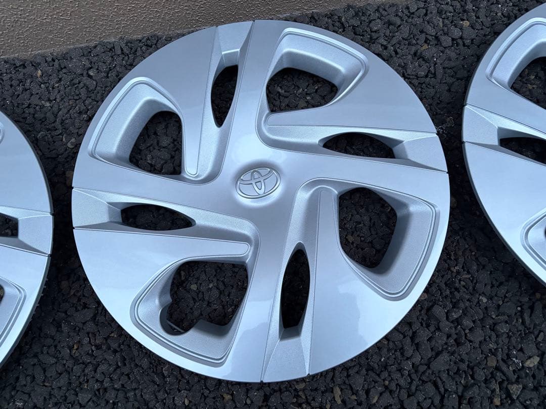 トヨタアクア スチールホイールキャップ【4個】③