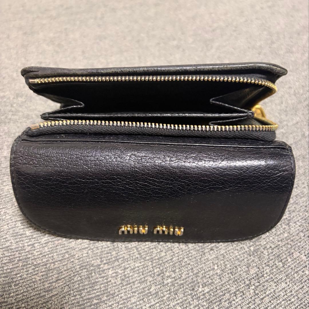 miumiu 財布　三つ折り　ポケット付き