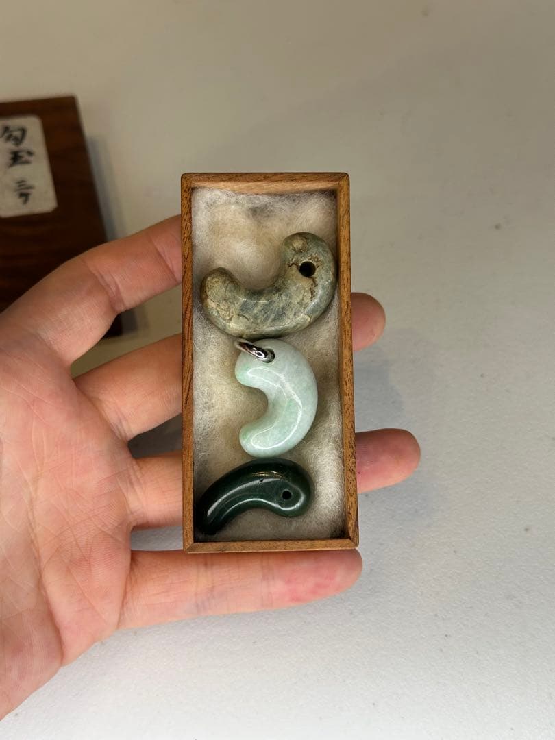 勾玉　三点　共箱付　翡翠・石製　玉石 時代物　古美術　骨董品